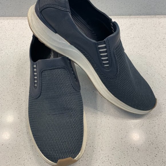 Baretraps Shoes - "Nautical Elegance: Baretraps Ballari Women's Navy Shoes - Size 9 Slip Ons"